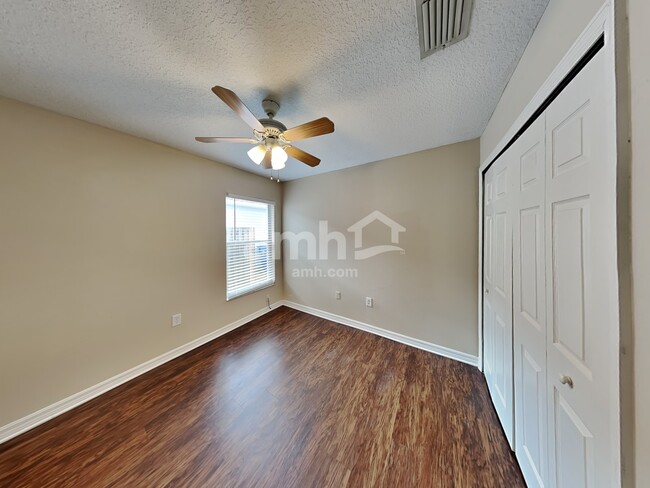 Building Photo - 12822 Lake Vista Dr