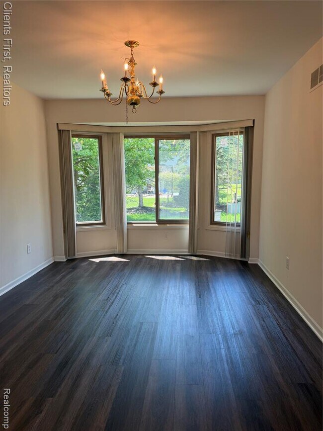 Building Photo - 7043 Foxridge Dr