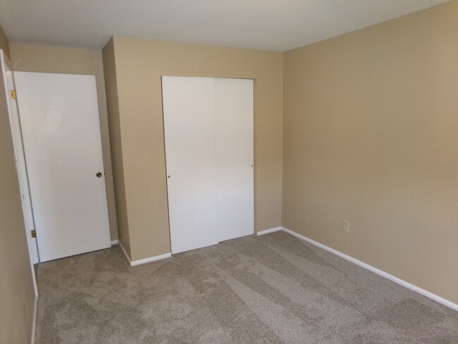 Building Photo - 4 Woodbine Ct