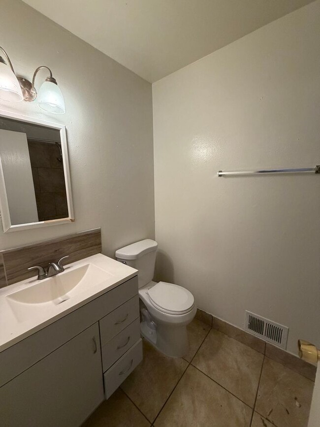 Building Photo - 2 Bedroom Townhouse in Foothill Farms