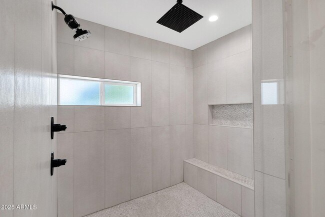 Building Photo - 856 W Quail Cir