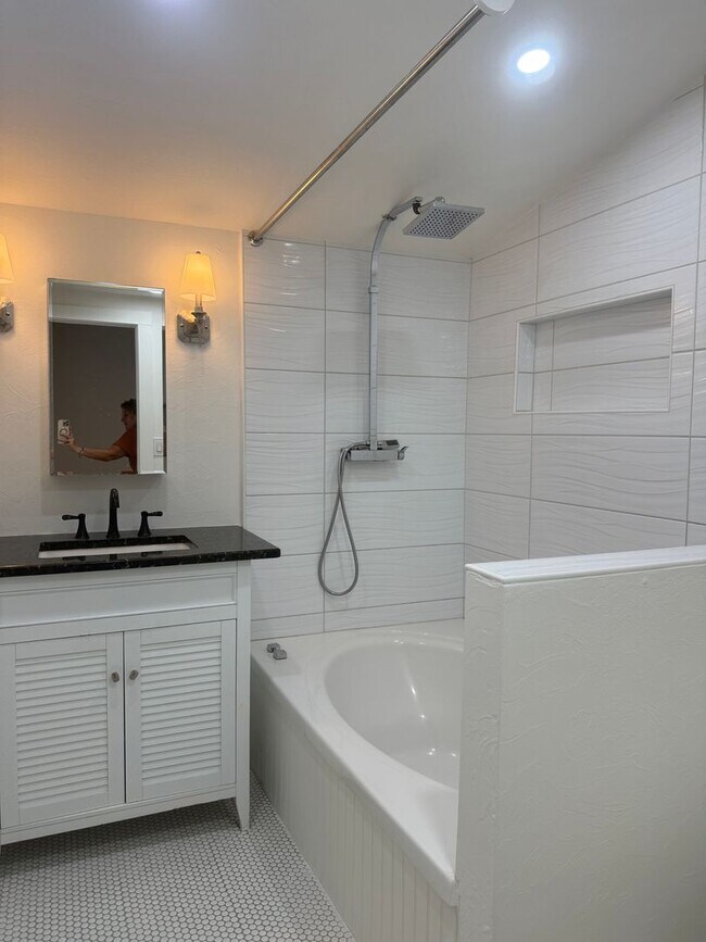 Building Photo - Updated Costal - Style home