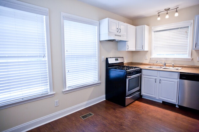 Building Photo - 1 bedroom unit walkable to downtown Carrboro- All utilities and internet included in rent!