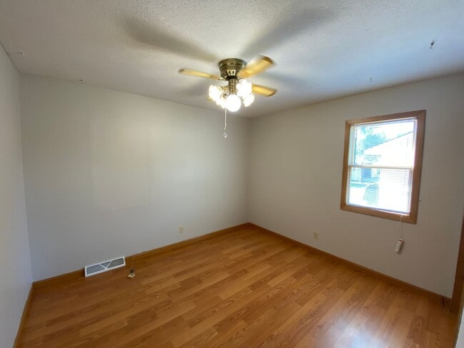 Building Photo - Huge Urbandale Home with Fenced In Back Yard!