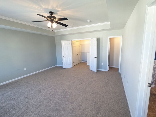 Building Photo - Beautiful 3 level townhouse in the new Jef...