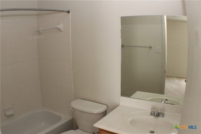 Building Photo - 102 E Robin Ln