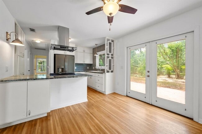 Building Photo - 4928 Strass Dr