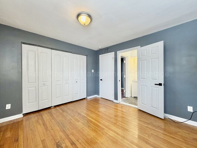 Building Photo - Beautiful Mid-Century 3 Bedroom Steps from Detroit Golf Club!