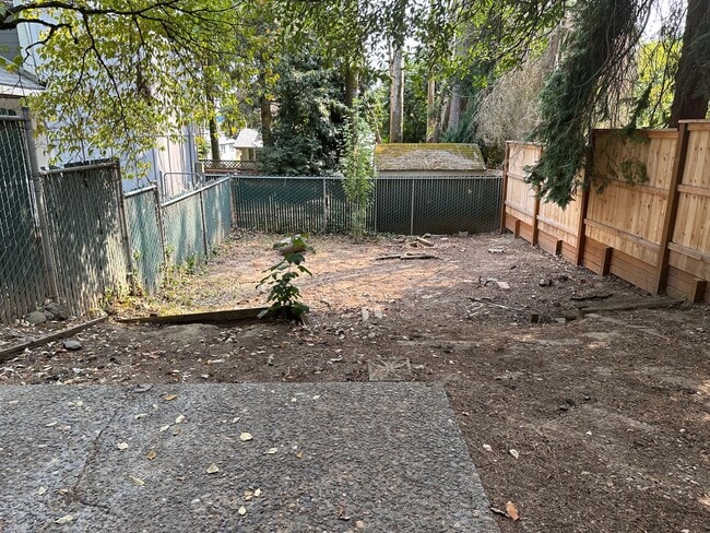 Building Photo - South Tabor 3 Bedroom 1.5 Bath Duplex Unit...