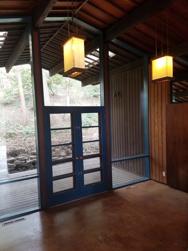 Building Photo - Unique Hillside Campus Home w/Floor to Ceiling Windows!!!