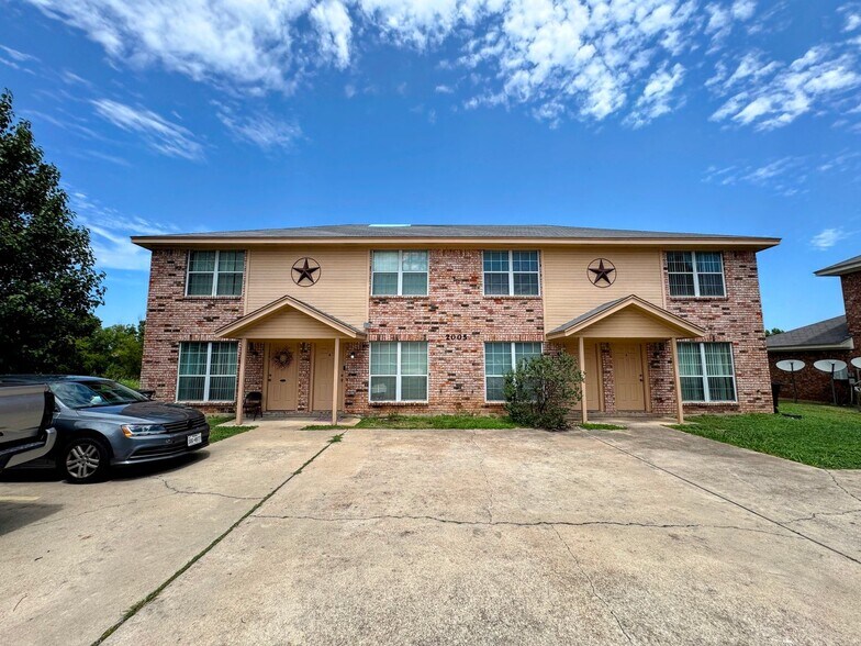 Primary Photo - 2005 Monte Carlo Ln