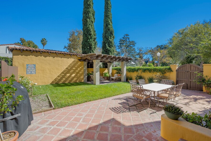 Building Photo - 500 N Las Palmas Ave