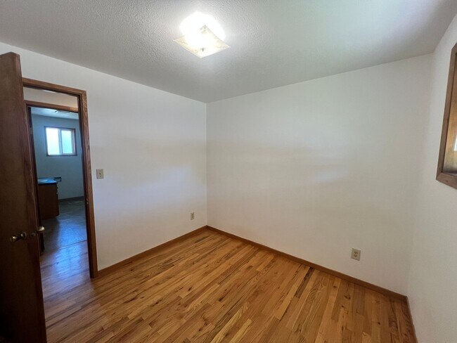 Building Photo - 3 Bedroom, 1 bath House in NW Corvallis of off Circle Blvd