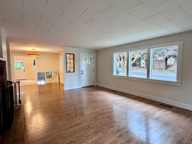 Building Photo - Location Location Location....plus a darling one story cottage