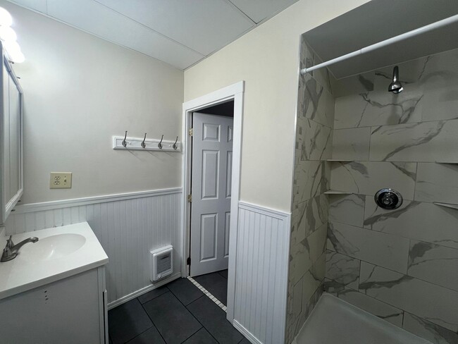 Building Photo - 4 bedroom 1 bath house - Lakeway neighborhood