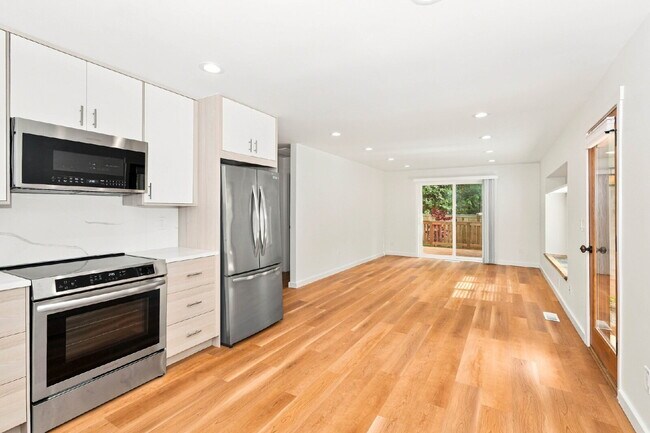 Building Photo - **FULLY REMODELED SAMMAMISH HOME WITH HUGE FENCED YARD!** AVAILABLE NOW FOR RENT!!!