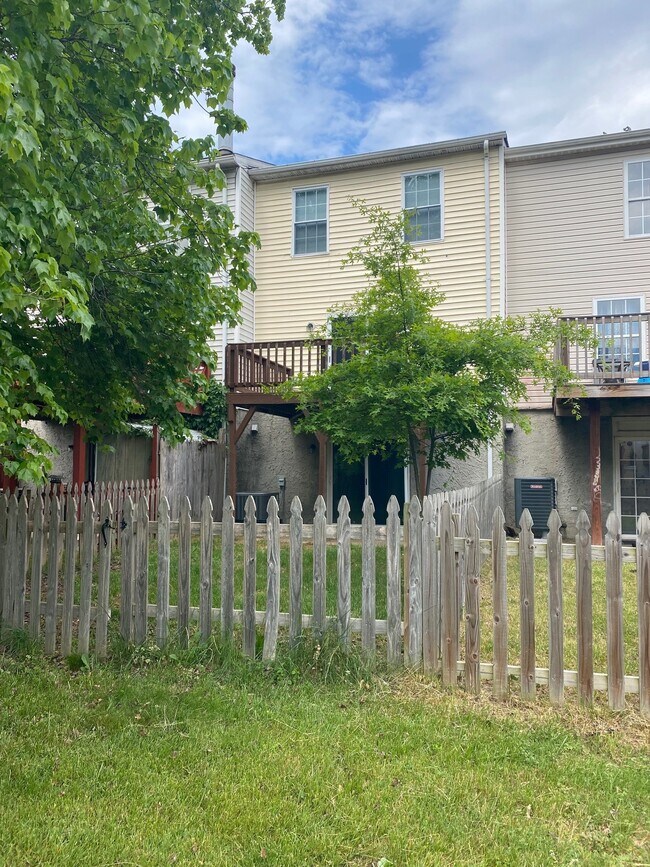 Building Photo - 1046 Agate Dr