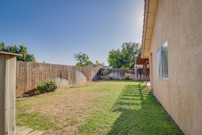 Building Photo - Spacious Home in SW Bakersfield!