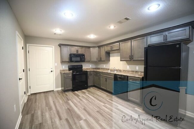 Building Photo - Luxury 2 bed, 1 bath duplex with garage- recent construction!! Washer, dryer and internet, cable ...