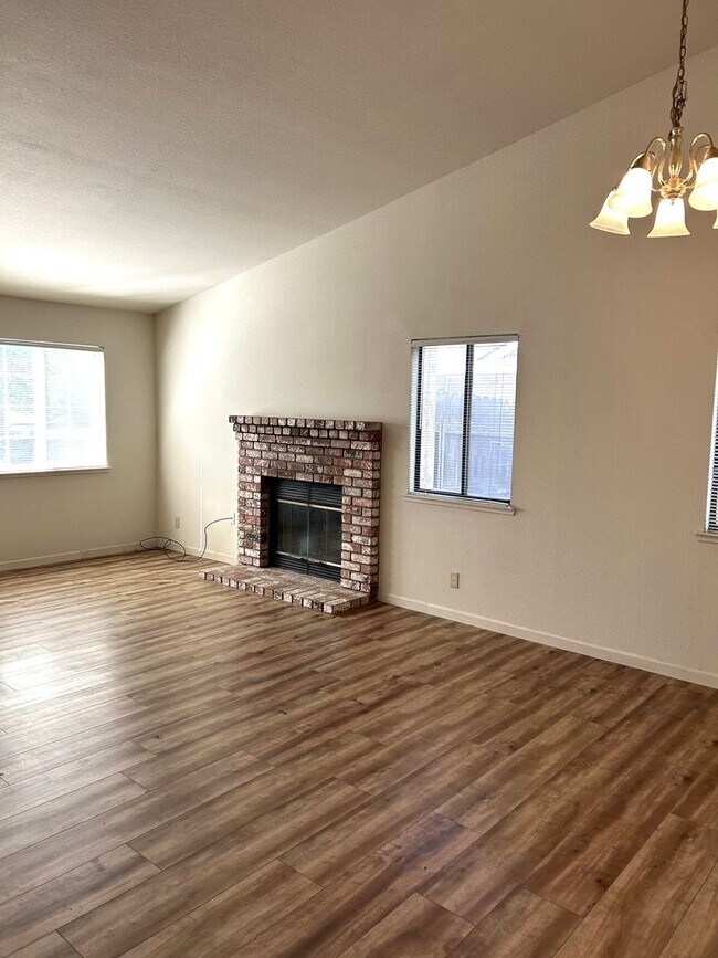 Building Photo - 4 bed/ 2 bath home between The Avenues and Amber Grove