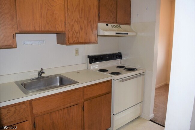 Building Photo - 37 E Main St