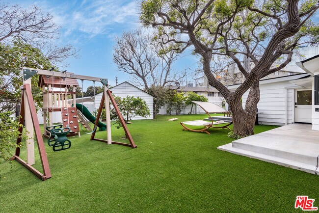 Building Photo - 527 S Bentley Ave