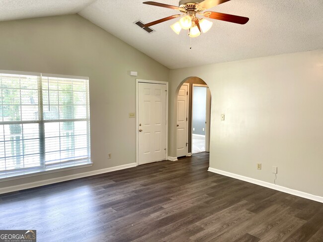 Building Photo - 6619 Saganaw Dr