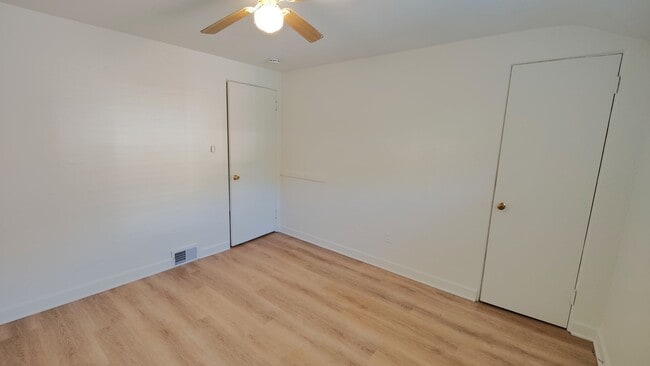 Building Photo - *Recently Updated & Spacious 3BD/1BA Duplex Unit Available for Rent in Castle Shannon*