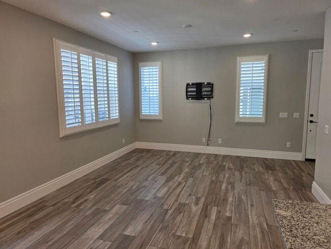 Building Photo - Murrieta 4 Bedroom Home with Solar in Gated Community!