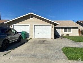 Building Photo - 3 BEDROOM 2 BATHROOM DUPLEX -
