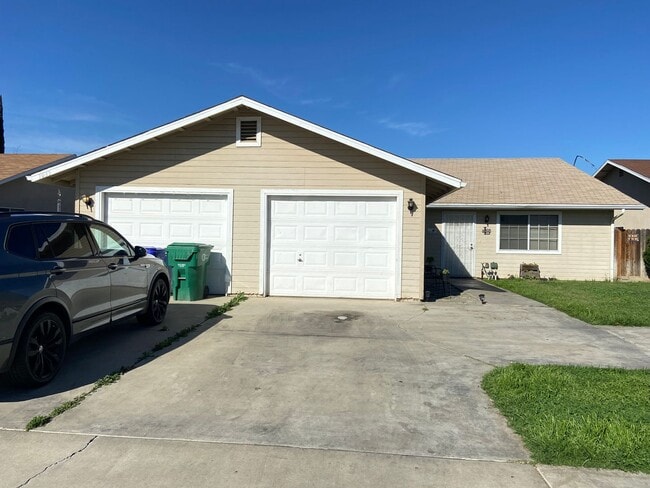 Primary Photo - 3 BEDROOM 2 BATHROOM DUPLEX -
