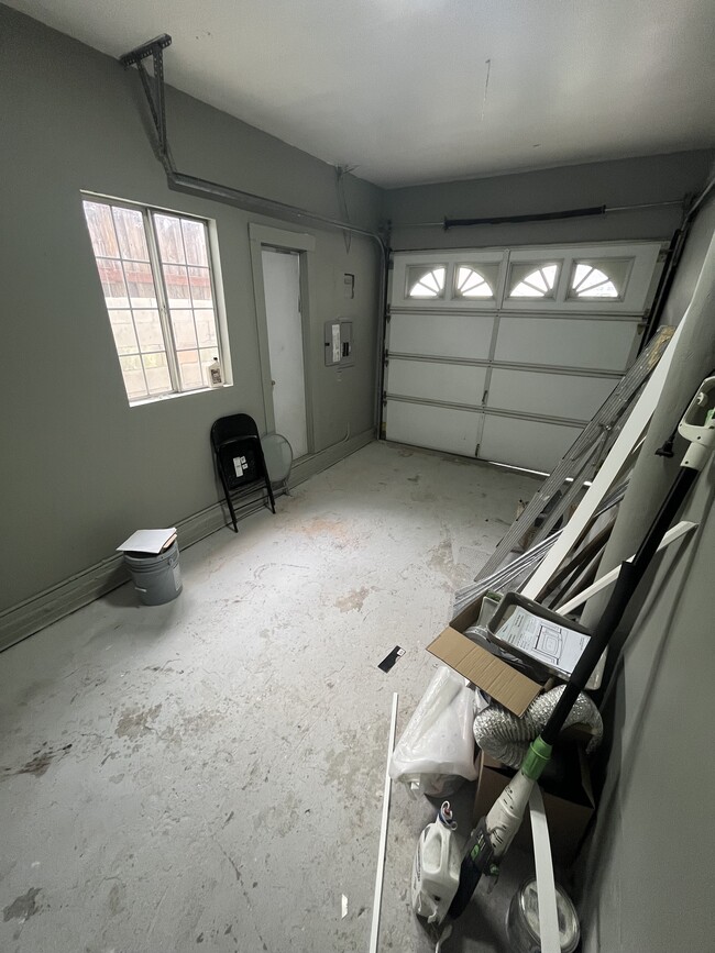1 Car Garage - 7661 Beckett St