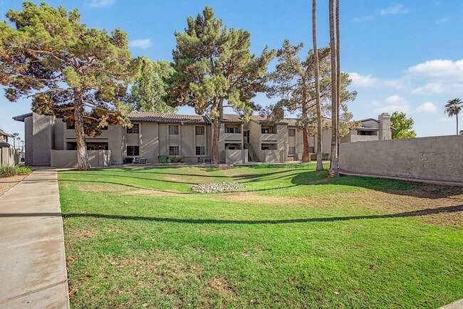 Building Photo - 533 W Guadalupe Rd