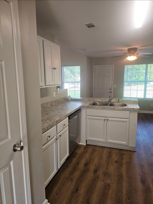 Building Photo - 670 Burtons Cove