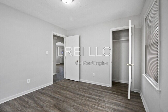 Building Photo - 2404 Thomas Ave