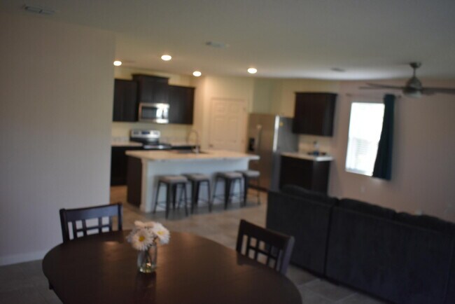 Building Photo - 107 SW Glenwood Dr