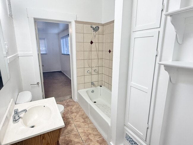 Building Photo - 925 Wilson Ave S