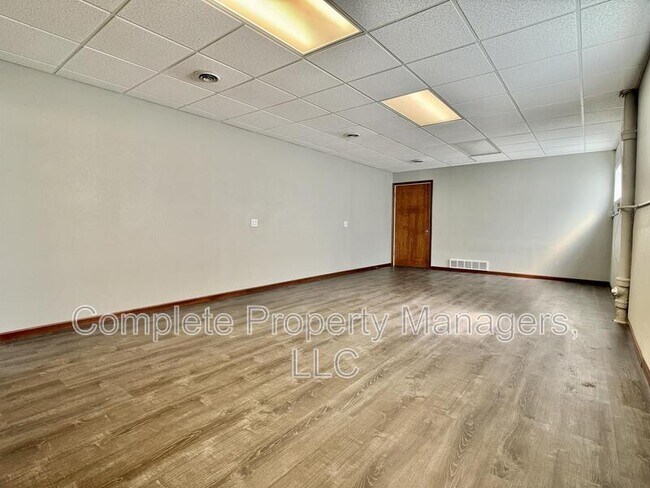 Building Photo - 702 E Main St