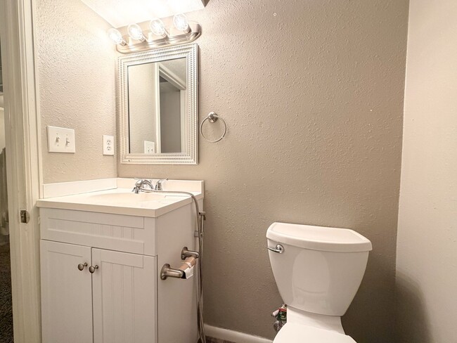 Building Photo - Updated Townhome with Covered Parking!