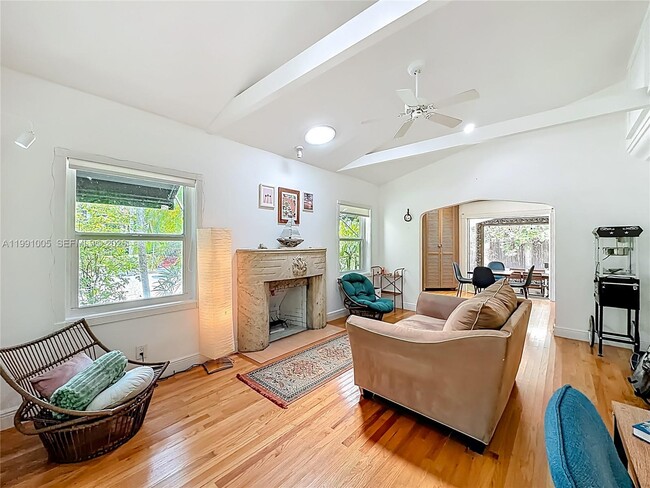 Building Photo - 1419 NE 4th Ct