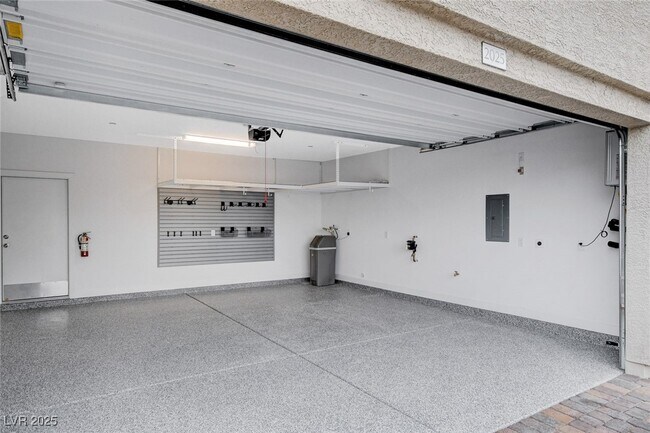 Building Photo - 237 Callen Falls Ave