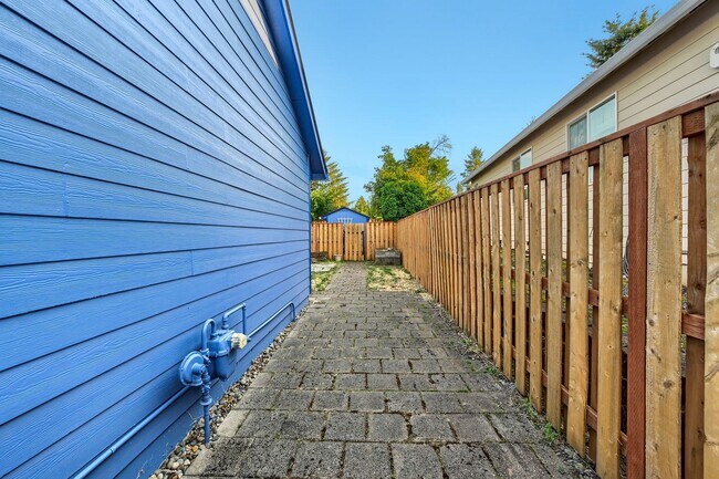 Building Photo - Single-Level 4BR/2BA Ranch — Spacious 3-Car Garage & Low-Maintenance Yard (Oregon City / Fairway ...