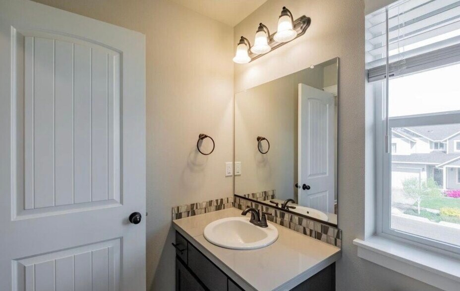 Building Photo - 4164 Sagecrest Dr NE