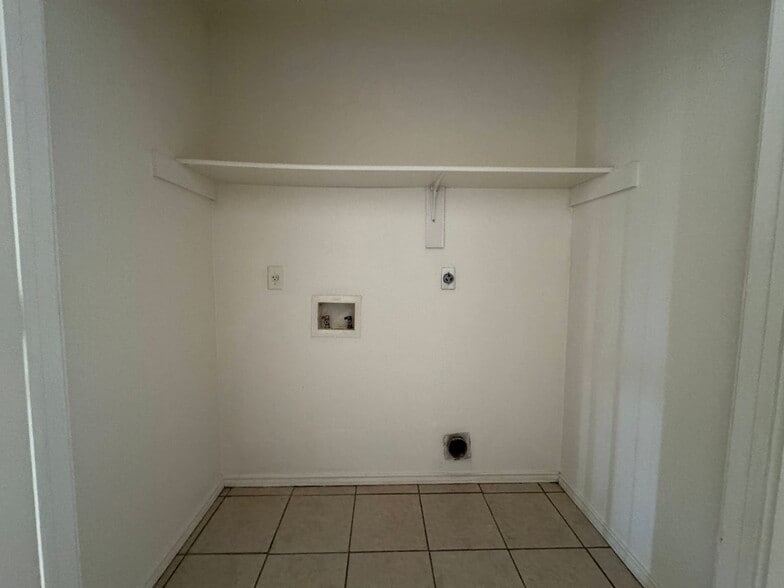 Building Photo - 1300 Dugger Cir