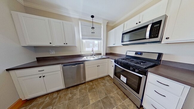 Building Photo - Spacious 3 Bedroom Home with One Car Garage