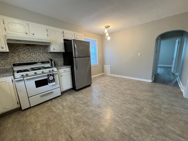 Building Photo - The Ultimate Floor-ty: 3 Bed/1.5 Bath Home...