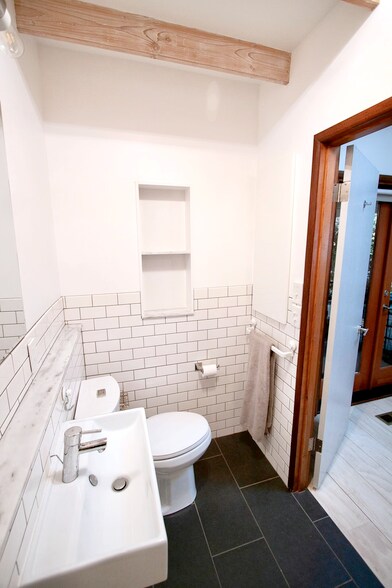 Building Photo - 4633 N Gantenbein Ave