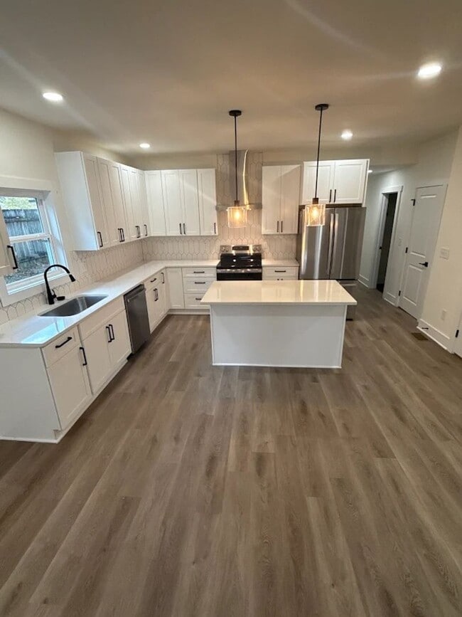 Building Photo - Modern 5BR/2.5BA Home with Spacious Layout