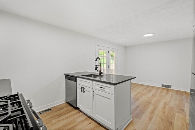 Building Photo - AVAILABLE OCT 1ST!! GORGEOUS 2 BEDROOM HOU...