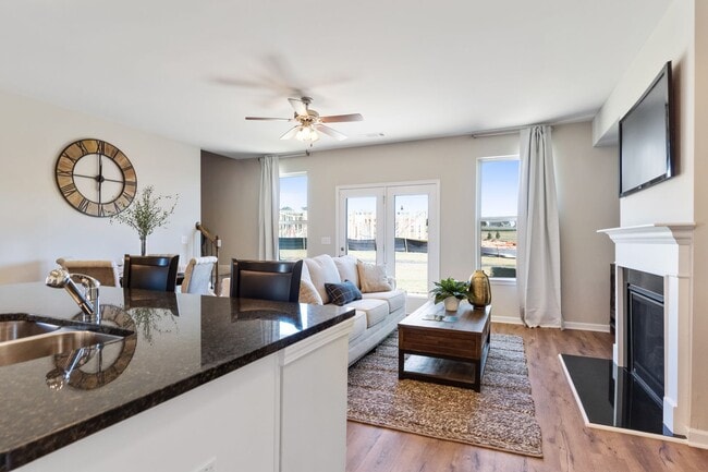 Building Photo - 3 BEDROOM TOWNHOME IN OAKWOOD! Rabun Floorplan